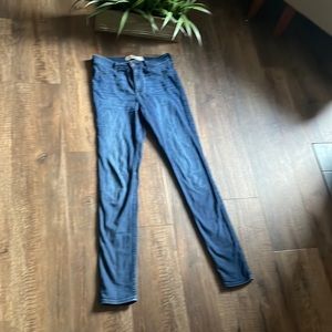 Hollister skinny jean sz 27 👖